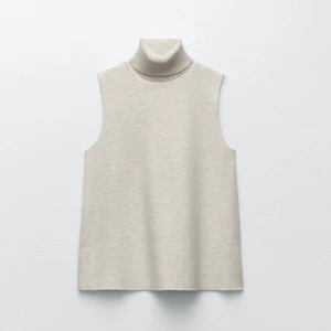 Zara topp  - En superfin stickad topp från zara, endast använd en gång och är så gott som ny! Super skön och ett perfekt basplagg.