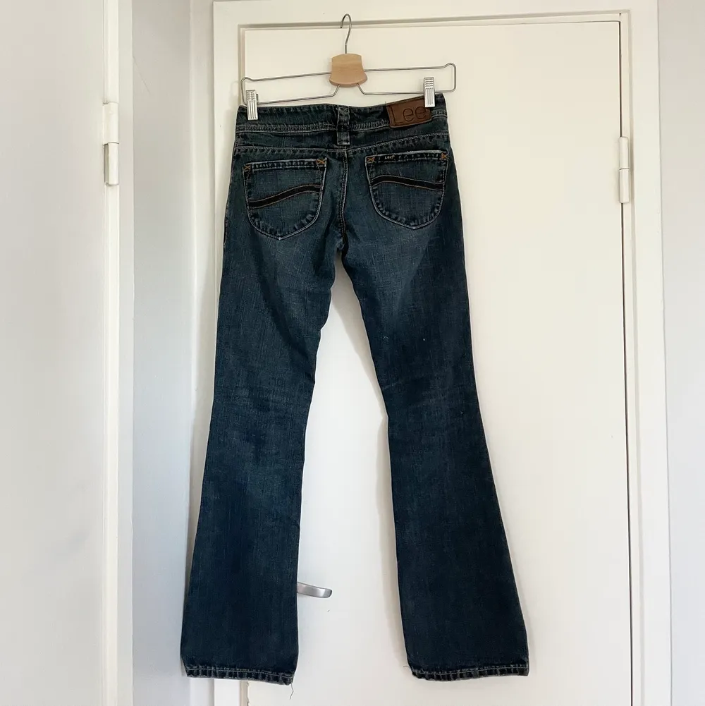 Supercoola mörkblå lågmidjade jeans från Lee. Skriv om du har frågor eller vill ha fler bilder!😊💕. Jeans & Byxor.