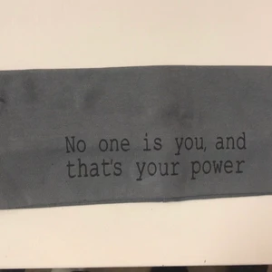 Unikt pannband med tryck, ”No one is you, and that’s your power” - Unikt pannband, perfekt för hösten och vinterns kalla dagar  Grått med svart tryck som reflekteras när ljus faller på.  Aldrig använt One sze, passar de flesta huvuden tack vare stretchigt material 