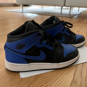 Jordans  - Jag säljer ett par såå snygga blåa, svarta jordans 1 jag säljer dom för att dom inte kommer till andvändning längre. Skorna har lite crease märken framtill men inget som direkt syns. Men skorna är i ett fint skick. Jag köpte skorna för ca 1350kr. 