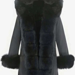 Parka jacka  - Säljer en svart parka jacka storlek S. Jackan har används upp till Max en vecka är i bra form och ren.  Pälsen är äkta rävpäls och går att ta av om man skulle velat det.  Den är i stl S men skulle säkert kunna passa Xs samt M.  Pris kan diskuteras!