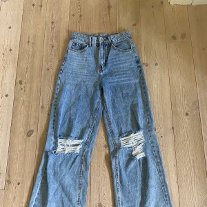 Helt nya jeans ifrån SHEIN  - Helt nya jeans använd 1 gång (endast vid provning) storlek s  tror dom kostar runt 250-300 kr  Säljer dom nu för 100:-  Säljer dom för att är för stora för mig🥰 