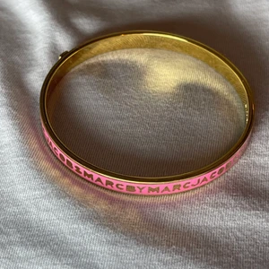 Marc jacobs armband - Jättefint rosa och guldigt armband från marc jacobs, säljer för 250kr💕