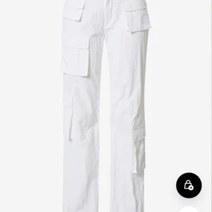 Cargobyxor  - Supppper fina sprillans nya cargobyxor. Aldrig annvända endast testade. Sitter exakt som på bilden och passar perfekt i längden på mig som är ungefär 161cm. Frakten tillkommer Nypris 725kr