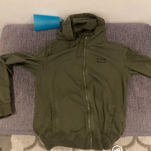 Armani kofta - Säljer Armani kofta eftersom de blev för liten på mig har haft den knappt 5 gånger Pris kan diskuteras Ordinarie pris 1200 kr