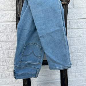 Jeans från Levi’s, modellen ”724 Hugh rise straight. Knappt använda och är i storlek 26. Säljer för 350 kr + priset på frakten. 