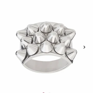 Edblad ring - INTRESSEKOLL på min fina edblad ring. Den har används ganska mycket men är fortfarande i fint skick💕 nypris är 350kr