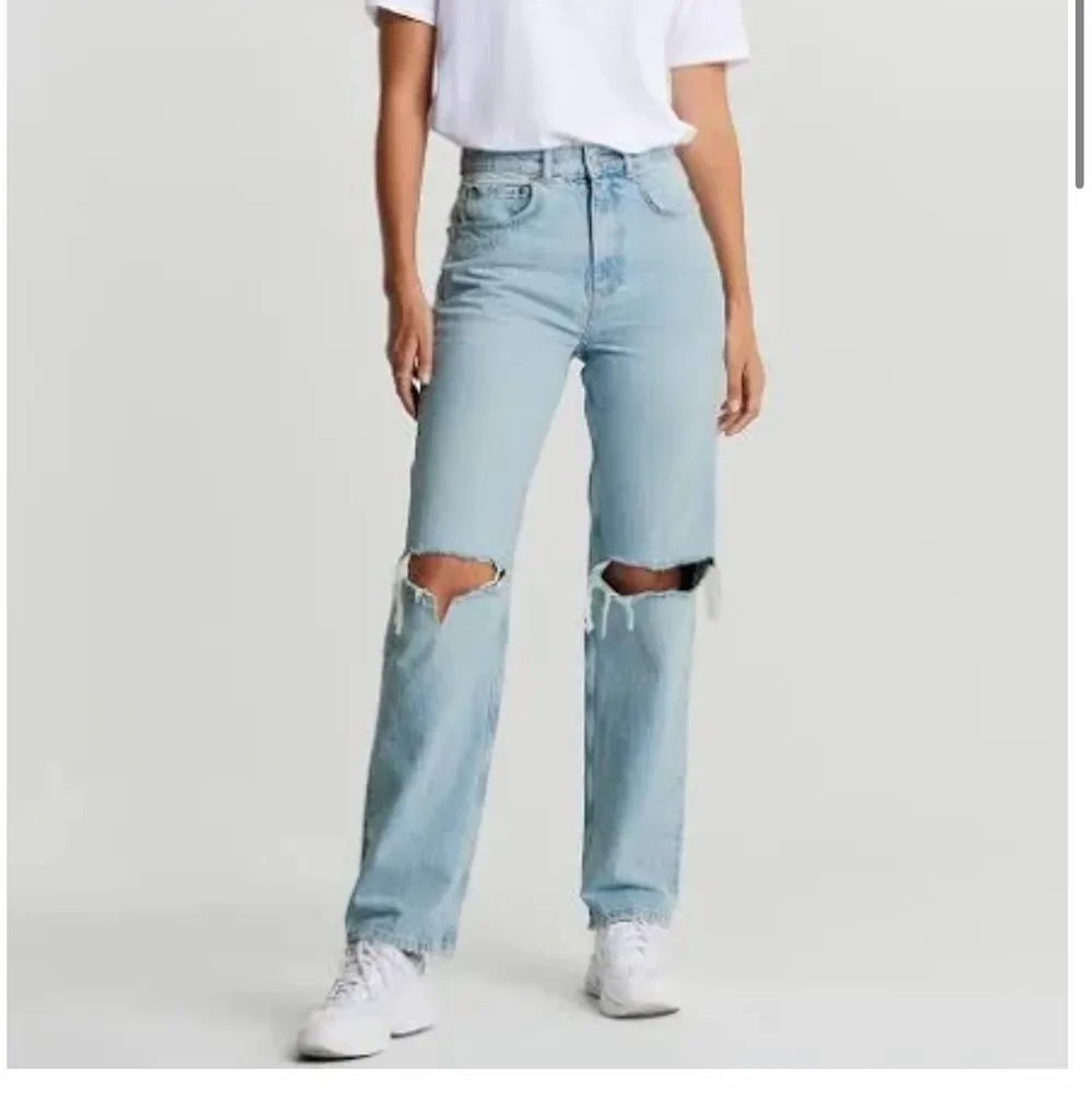 Säljer dessa då dem ej kommer till användning💘💘💘 passar mig bra i längd och jag är 1.74 cm lång❤️‍🔥. Jeans & Byxor.