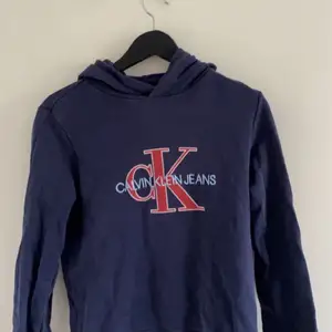 Säljer denna dina Calvin Klein hoodien. Super fin och super fräsch. 