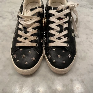 Ed Hardy  - Säljer mina svarta Ed Hardys i bra skick. Nypris: 1200 Pris kan diskuteras! Köparen står för frakten. Hör av er vid intresse!💕 