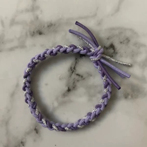 Lila Hårsnodd  - Lila Hårsnodd från gina, köpt för ett tag sedan, säljer den för 2kr+ frakt