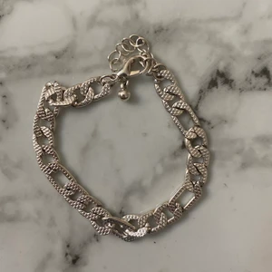 Armband  - Fake silverarmband från primark, använd fåtal gånger, säljs för 10kr+ frakt
