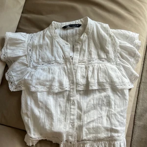 Zara blus - Nästan aldrig använd zara blus i xs. Fint skick säljer pga kommer inte till användning💕💕