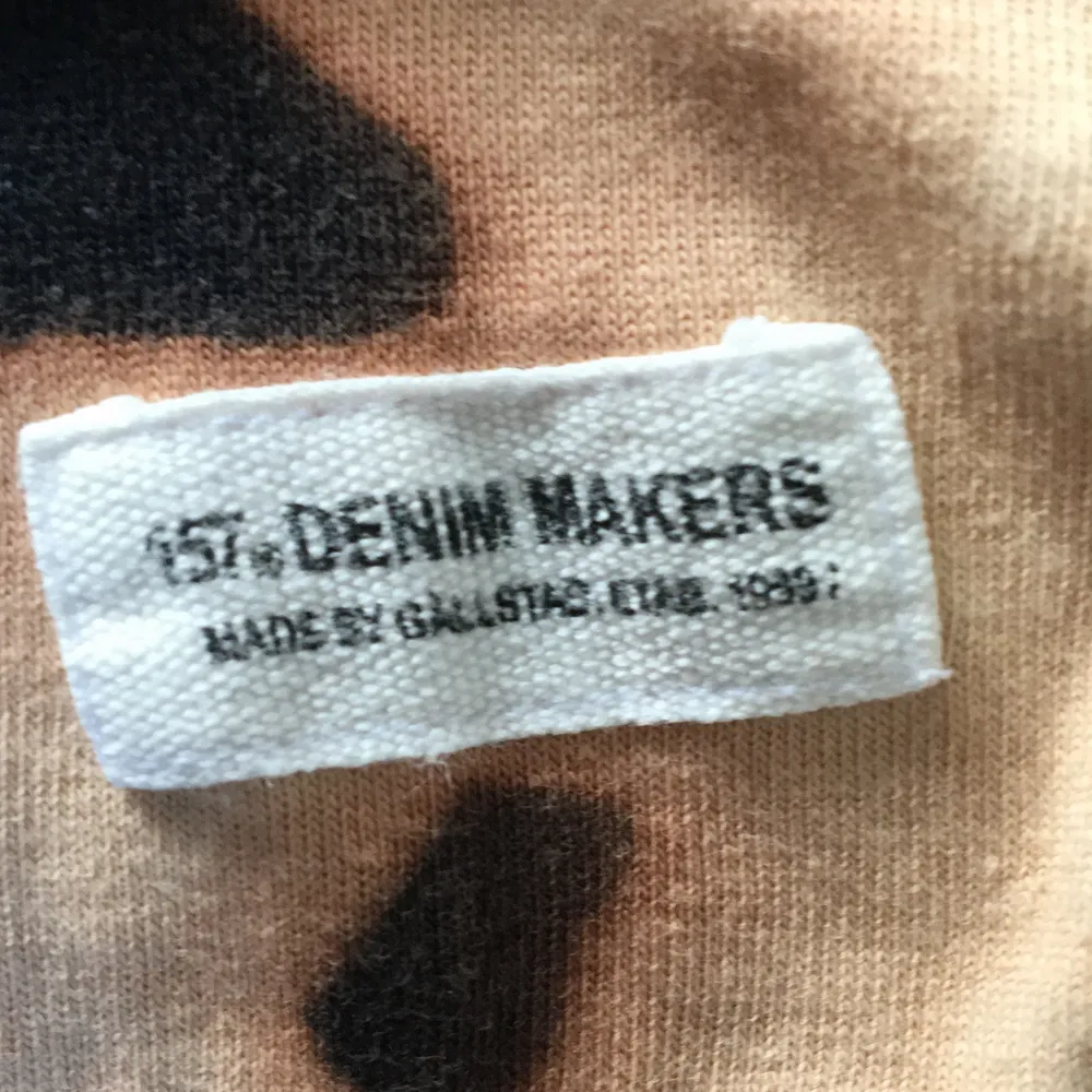 Säljer denna tie dye tröjan från lager 157 inte andvänd och tvättas såklart innan den säljs, köparen står för frakten, säljer för fick den i present å gillar den inte. T-shirts.