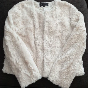 River island pälsjacka - Snygg jacka i fint skick.