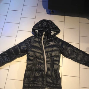 North Face Dunjacka - Använd ett fåtal gånger  Har ett litet hål på luvan samt röd färg innuti luvan annars fint skick Passar bra till höst  om inte även vinter :)  Köpare står för frakt ! <3 