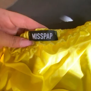 Misspap klänning  - En neongul klänning från Misspap i storlek XS. Med snörning som kan knytas hur man vill.