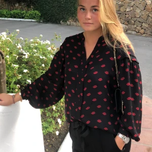 Blus - Fin blus med pysslingar på från mayla! Fina detaljer på arm och fram. 🖤💋💋
