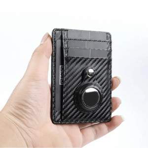Paketet innehåller en smal, minimalistisk plånbok som kan sättas in i AirTag-spåraren för att exakt hitta din plånbok och skydda din egendom.  (Apple airtag ingår ej)