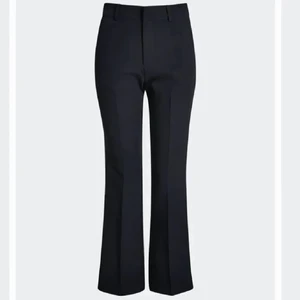 Kostymbyxor - Superfina svarta kostymbyxor från Bik Bok. Sitter verkligen perfekt! Säljer då dom tyvärr nu blivit för små för mig. Storlek 34💓💓