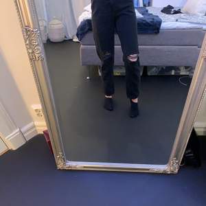 Håliga jeans från NAKD. Har aldrig använts pga de är för stora i midjan på mig. Sitter bra i längden på mig och jag är 162.