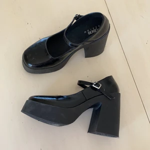 Platåskor - Snygga platåskor från asos i storlek 37 skriv i chatten vid köp 💖