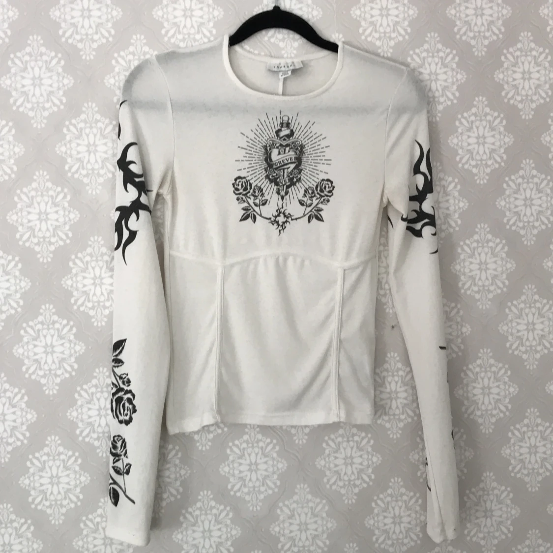 Vit topp med svart tryck