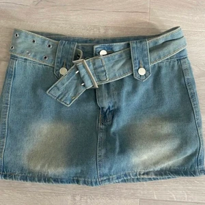 Jeans kjol - Säljer denna skit snygga jeans kjol❤️ så himla fin den är lite lågmidjad st L men de är konstig storlek så den passar mig som är S perfekt 