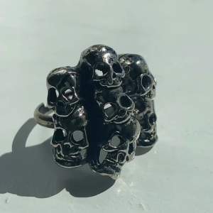 En storleksanpassad ring i silverfärg med dödakallar. 