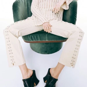 H&M byxor med snörning - Svinballa brallor med snörning från H&M. Endast provade! Nypris 599 🏁