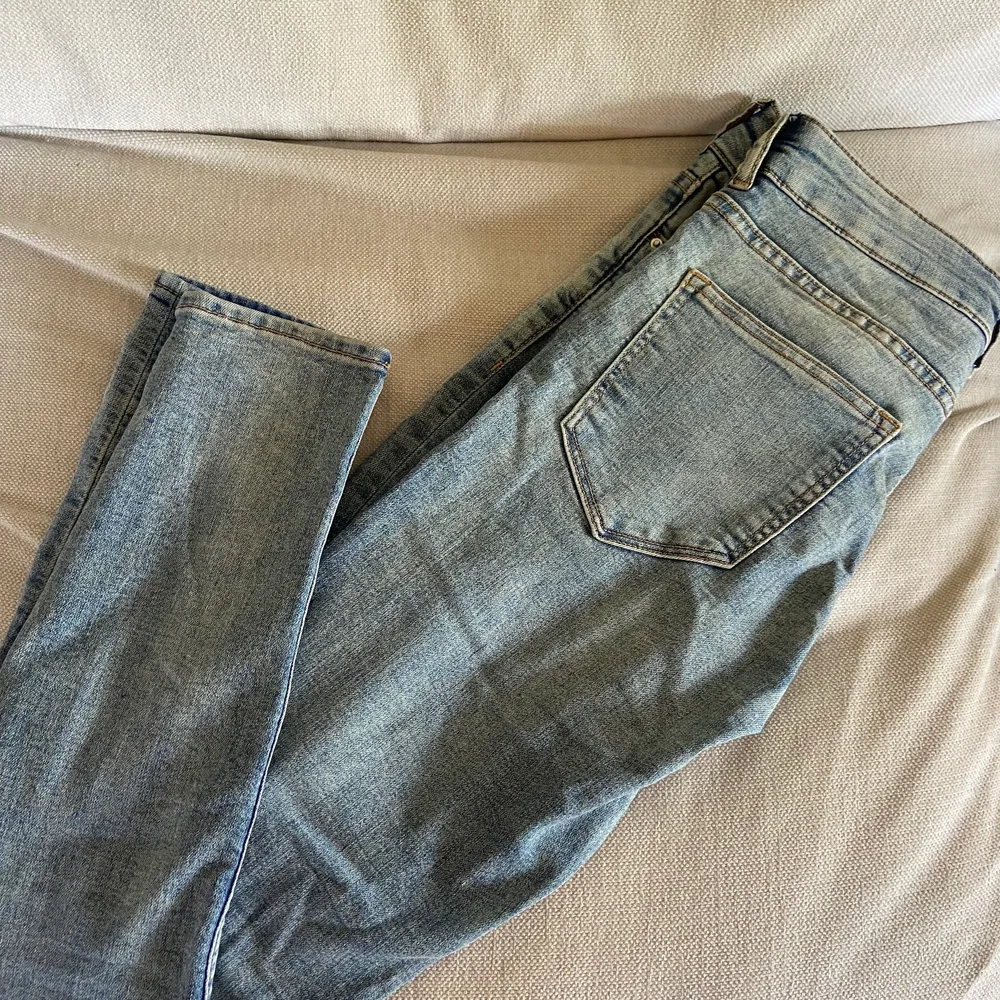 Supersköna skinny jeans från H&M, storlek 36. Otroligt stretchiga och endast använda en gång.💙. Jeans & Byxor.
