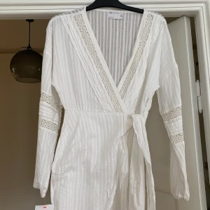 Vit klänning i linne - Helt oanvänd då den var tänkt till studenten men blev inte så