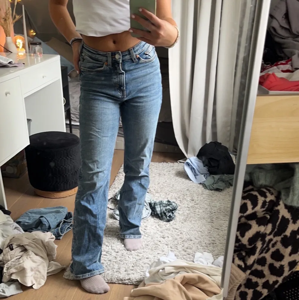Snygga blå monki jeans, perfekt längd för mig som är 158cm❤️. Jeans & Byxor.