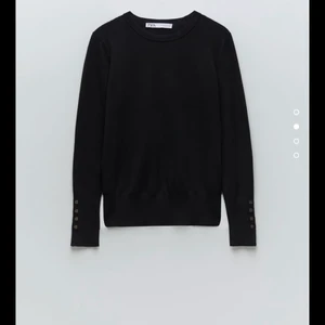 Stickad zaratröja - Mörkgrå stickad tröja från zara med guldiga knappar använd enstaka gånger och är i nyskick. Inget slitage på knapparna eller liknande. Är ute efter en snabb affär så man är välkommen att pruta💓 storlek s