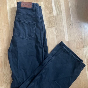 Raka svarta jeans nakd - Färgen på bilden är väldigt missvisande då dom är kolsvarta. Raka i modellen. Aldrig använda🤗