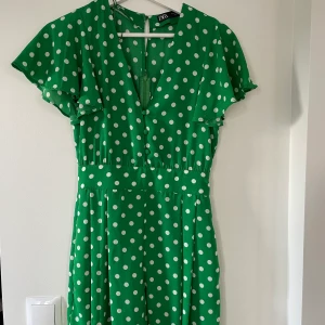 Jumpsuit - Zara - Jumpsuit från Zara, använd 2 ggr🤍 