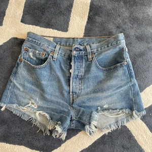 LEVIS SHORTS - Slitna shorts från Levis, w.26/ storlek 36-38. Mid waist. Jättebra skick! Säljer då de inte kommer till användning. 💙 Skriv till mig om du vill köpa direkt! Köpare står för frakt! 