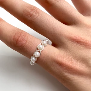 Pärlring - Silvrig ring med vita pärlor🤍