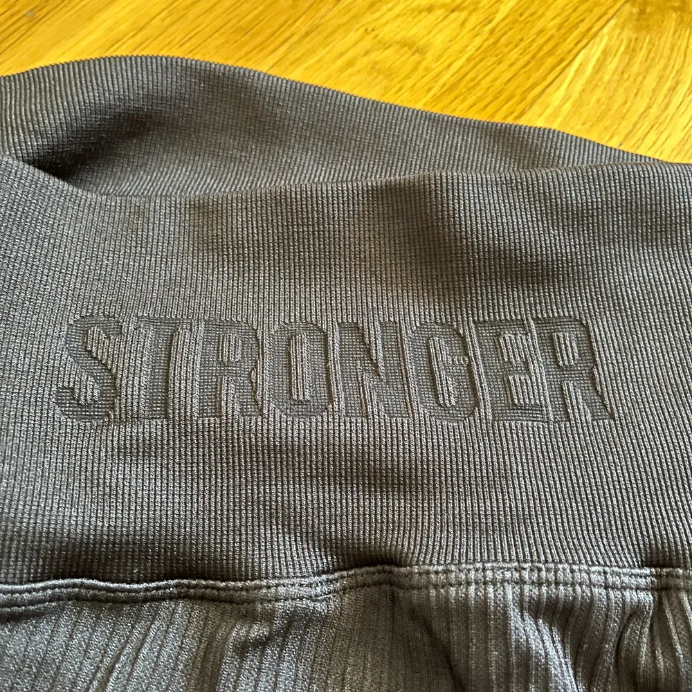 Svarta stronger ribbade träningstights i storlek XS/S💓 Säljs pga fel storlek🖤Kan gå ner i pris!. Jeans & Byxor.