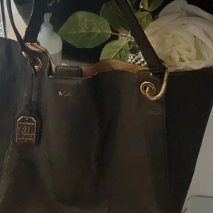 Ralph lauren väska - Superfin Ralph Lauren väska som jag fått i julklapp men som inte används längre och därav väljer att sälja. Bud från 200 med rätt att neka. Skriv gärna om det finns några frågor mm.