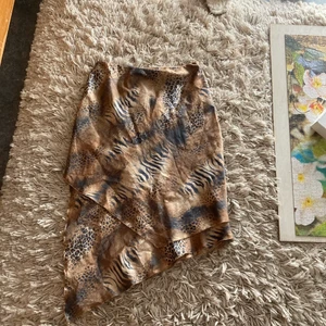 Kjol - Kjol med flera lager, längre på ena sidan, blandade mönster, tunn sommar kjol