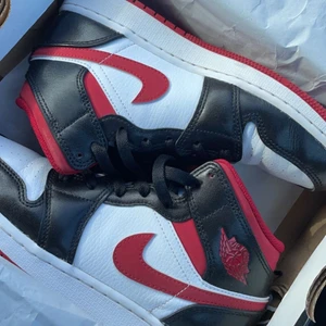 Jordans - Snygga och sparsamt använda jordans! Storlek 36,5.  Köpta för 1600 men säljer för 900! Kan sänka vid snabb affär🫶🏻