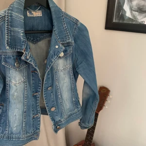 Jacka  - Jeansjacka från denim! Knappt använd💓
