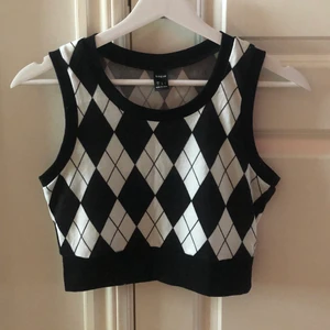 Pull over väst - Fin västa som man bara ska ta över tröjan. Säljer för detta är inte min stil längre, Storlek S men skulle säga att S/Xs skulle köpa denna.