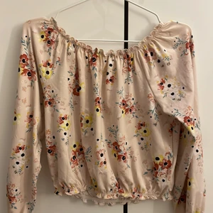 Blommig tröja - Fin sommar tröja som ej kommer till användning.