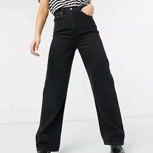 Levis high Loose 26 - Dom är högmidjade, i storlek M ungefär som jag annars har många byxor i! 