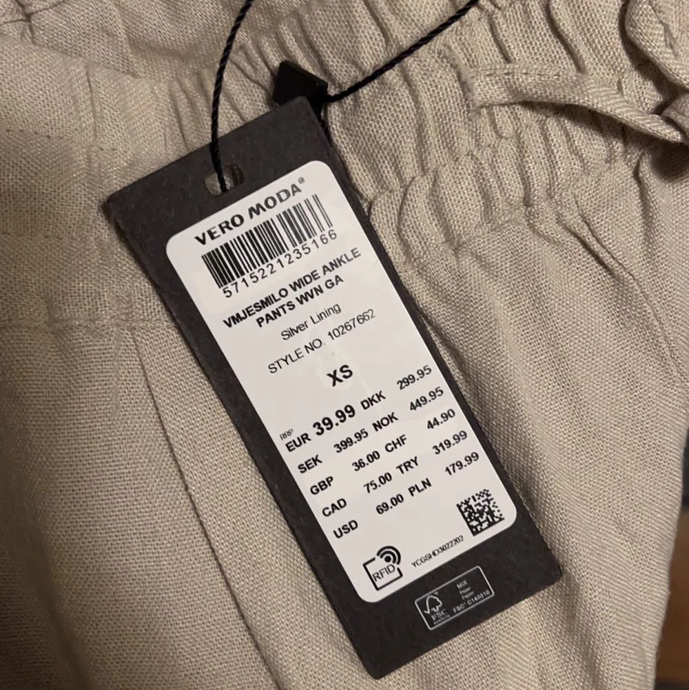 Helt oanvända linnebyxor från Vero Moda, säljer på grund av att jag inte känner mig bekväm med passformen & upplever de lite stora. Jag använder vanligtvis st xs/s och är 161 cm lång ❤️❤️❤️ 200 kr + frakt . Jeans & Byxor.
