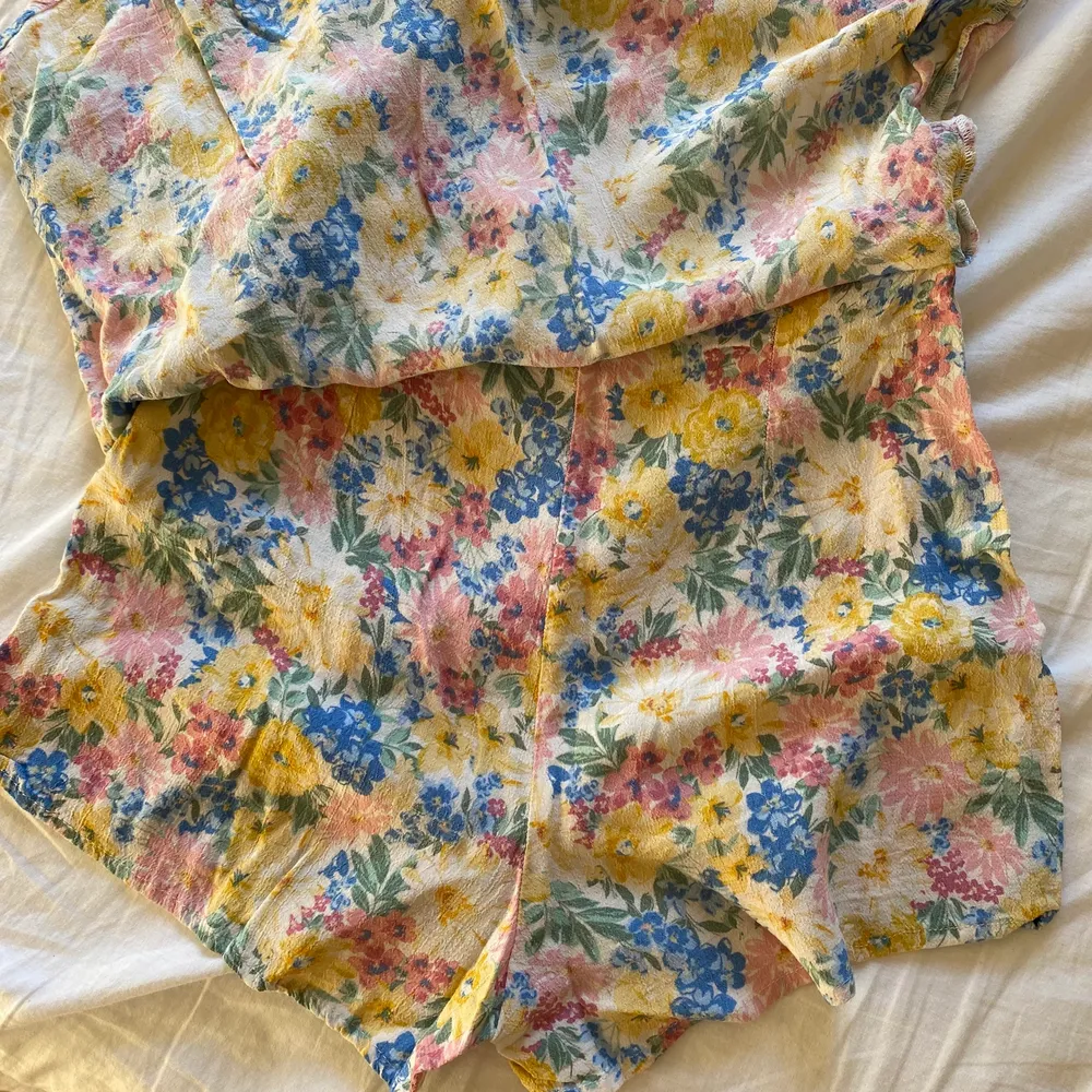 Säljer denna jätte söta kjol från stradivarius 💖 Den är i super fin skick och nästan som ny. Den har en dragkedja vid sidan och shorts under vilket är helt perfekt 🤩 . Kjolar.
