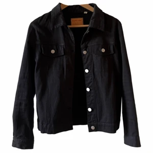 1998 Helmut Lang Black Denim Jacket - Helmut Lang jacka i storlek S.  Fint skick.