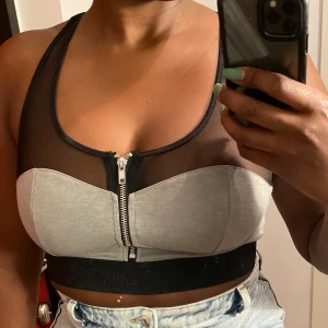 H&M svart och grå crop top storlek M  - Ny svart och grå Mesh crop top  Storlek M  Bra skick  Har aldrig använt det  Sportig 